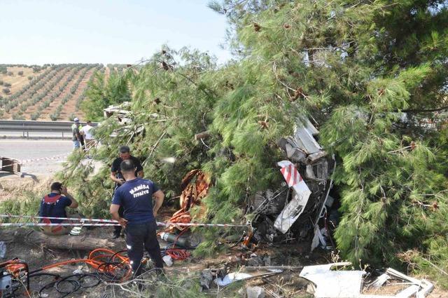 Manisa’da yolcu otobüsü kamyona çarptı: 1 ölü, 7 yaralı 10