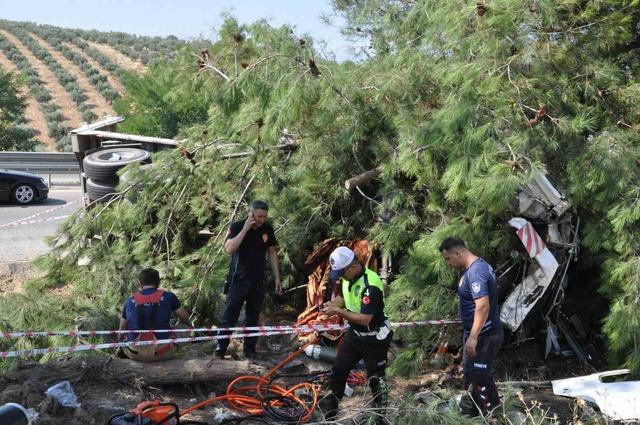 Manisa’da yolcu otobüsü kamyona çarptı: 1 ölü, 7 yaralı 9