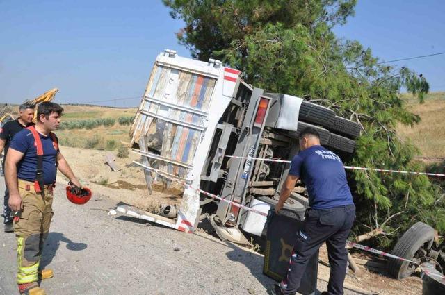 Manisa’da yolcu otobüsü kamyona çarptı: 1 ölü, 7 yaralı 4