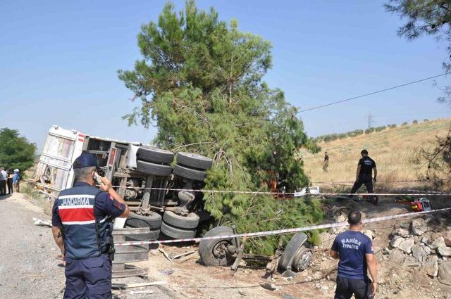 Manisa’da yolcu otobüsü kamyona çarptı: 1 ölü, 7 yaralı 3