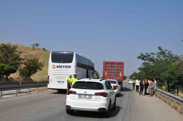 Manisa’da yolcu otobüsü kamyona çarptı: 1 ölü, 7 yaralı 2
