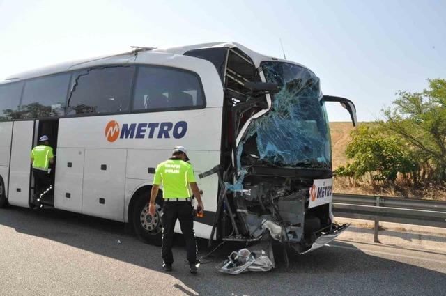 Manisa’da yolcu otobüsü kamyona çarptı: 1 ölü, 7 yaralı 1