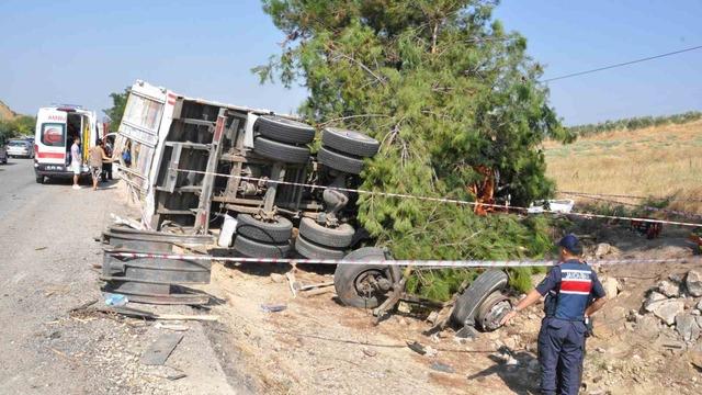 Manisa’da yolcu otobüsü kamyona çarptı: 1 ölü, 7 yaralı
