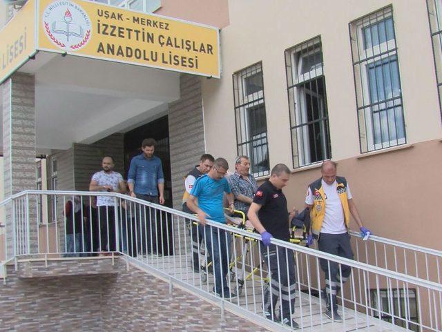 Solunum cihazına bağlı hasta, sağlık ekibinin yardımıyla oy kullandı