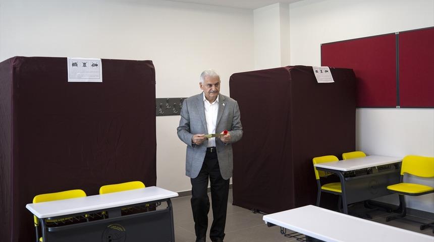 Başbakan Yıldırım'dan oy kullanma işleminin sona ermesinin ardından açıklama