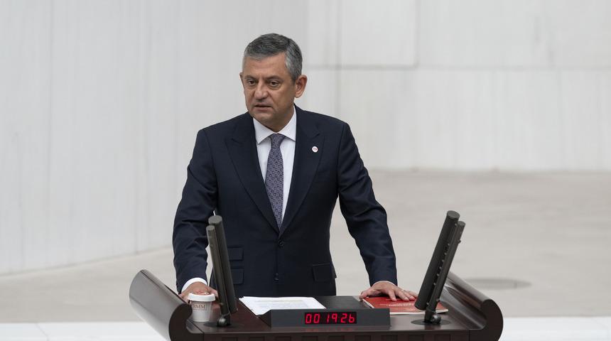 Yeni Parti'nin '&ccedil;er&ccedil;eve yasa' kararı! &Ouml;zg&uuml;r &Ouml;zel k&uuml;rs&uuml;den a&ccedil;ıkladı