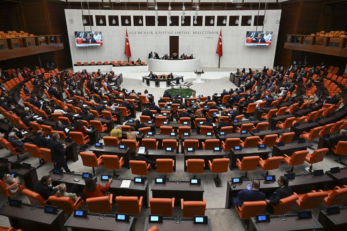 Yeni Parti nin çerçeve yasa kararı! Özgür Özel kürsüden açıkladı 3