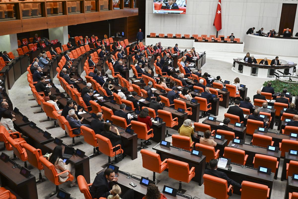 Yeni Parti nin çerçeve yasa kararı! Özgür Özel kürsüden açıkladı 4