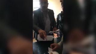 Bir skandal seçim görüntüsü de Kars'tan! Muhtar oy kullanımı sırasında seçmen kağıdı dağıttı