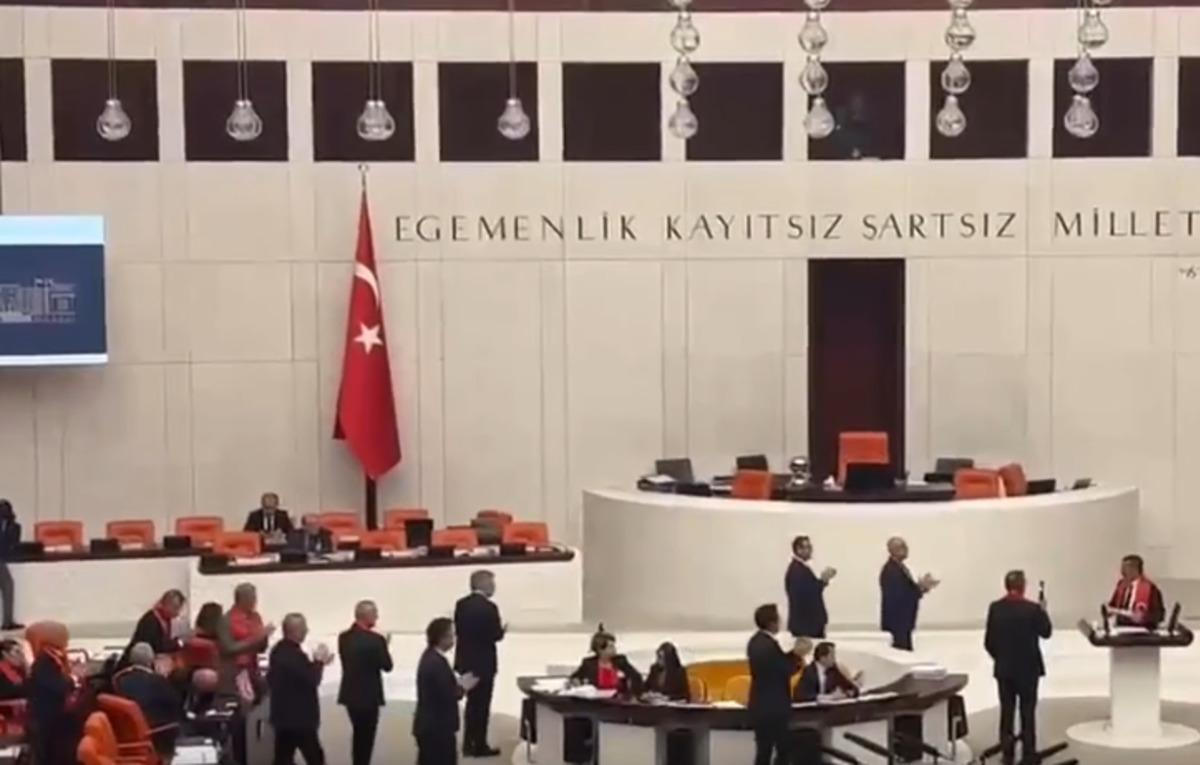 TBMM de dikkat çeken anlar! Güçlükle kürsünden indirildi: "Sen orayı işgal ediyorsun" 3