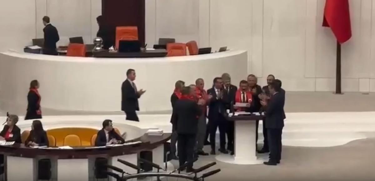 TBMM de dikkat çeken anlar! Güçlükle kürsünden indirildi: "Sen orayı işgal ediyorsun" 4