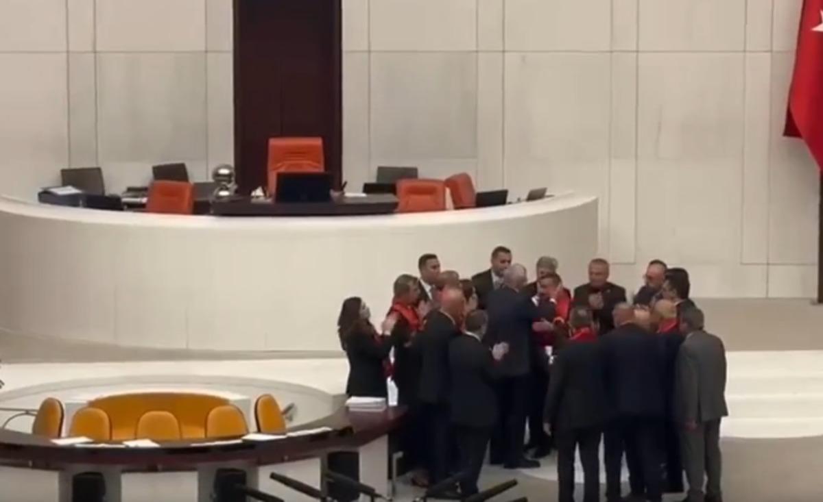 TBMM de dikkat çeken anlar! Güçlükle kürsünden indirildi: "Sen orayı işgal ediyorsun" 5