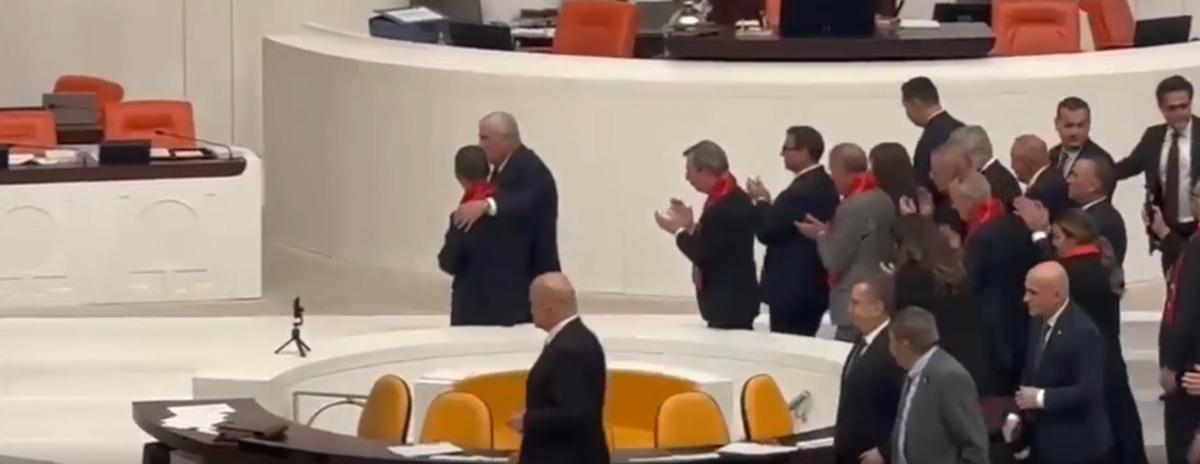 TBMM de dikkat çeken anlar! Güçlükle kürsünden indirildi: "Sen orayı işgal ediyorsun" 2