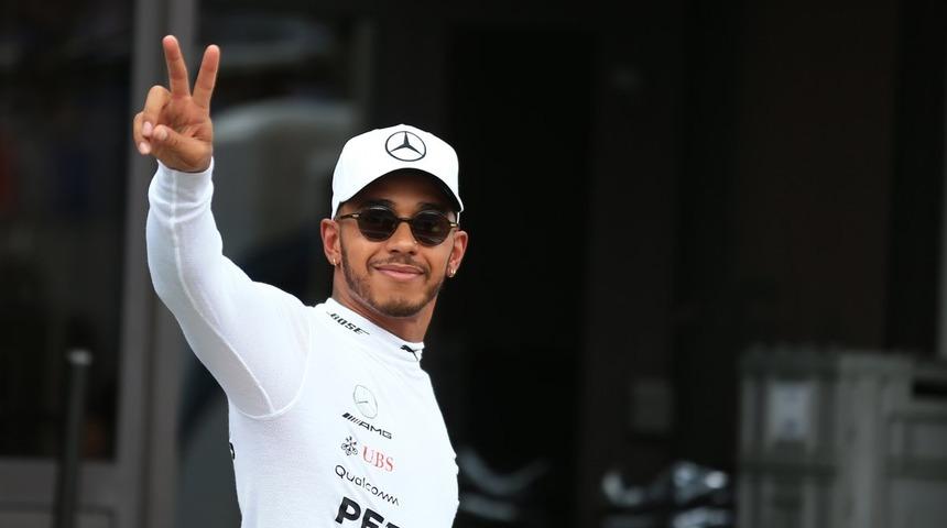 Mercedes a&ccedil;ıkladı! Hamilton 1 yıl daha takımda kaldı...