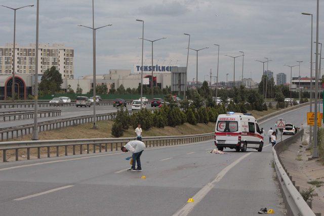 Fotoğraflar // TEM'de otomobilin çarptığı kişi öldü