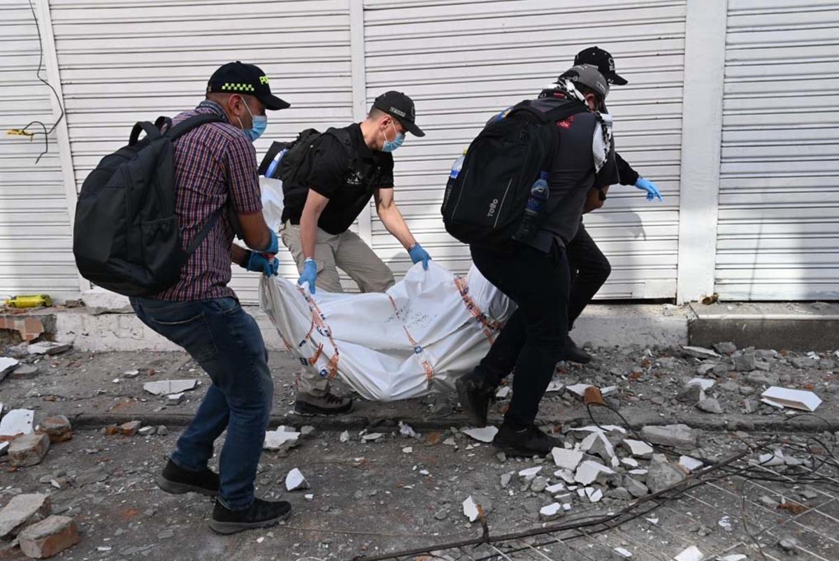 Kolombiya da büyük yıkım! 7,4 lük deprem anı böyle görüntülendi 2