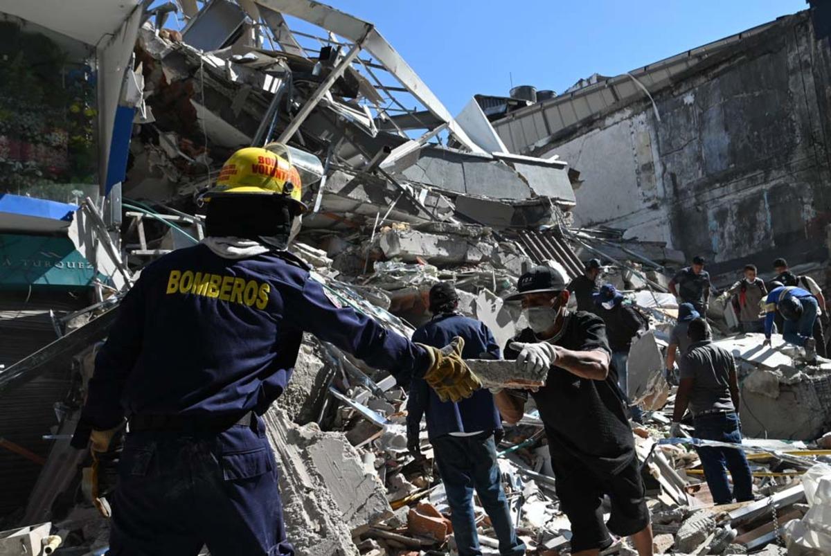 Kolombiya da büyük yıkım! 7,4 lük deprem anı böyle görüntülendi 3