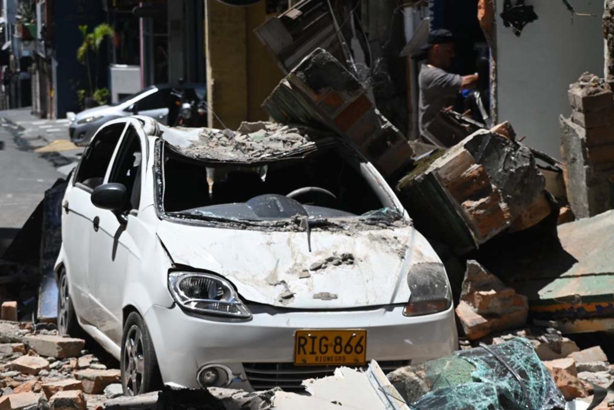 Kolombiya da büyük yıkım! 7,4 lük deprem anı böyle görüntülendi 4