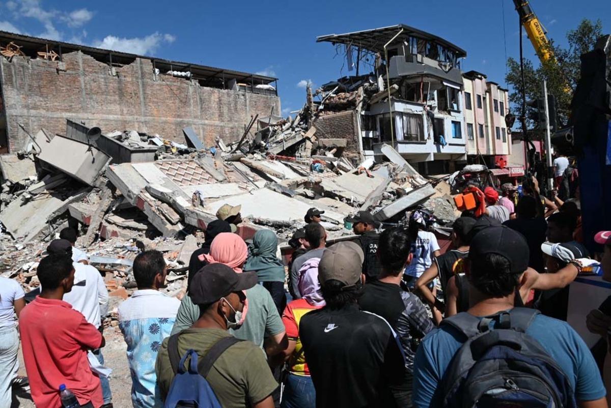 Kolombiya da büyük yıkım! 7,4 lük deprem anı böyle görüntülendi 7