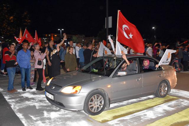 Sivas'ta AK Parti'liler ve MHP'liler sokaklara döküldü