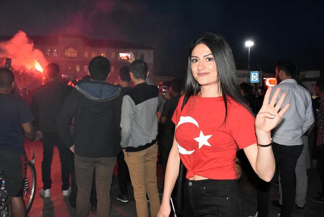 Sivas'ta AK Parti'liler ve MHP'liler sokaklara döküldü