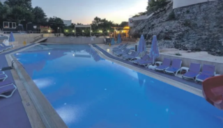 Bodrum'da l&uuml;ks otelde panik: 10'u &ccedil;ocuk 13 kişi hastanelik oldu! Ş&uuml;pheli koku...