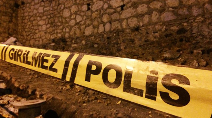 Ev arkadaşını halatla boğup kafasını &ccedil;eki&ccedil;le ezdi!
