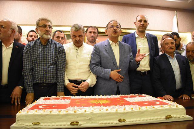 Kayseri'de Ak Parti'den Cumhurbaşkanlığı forslu pastayla kutlama