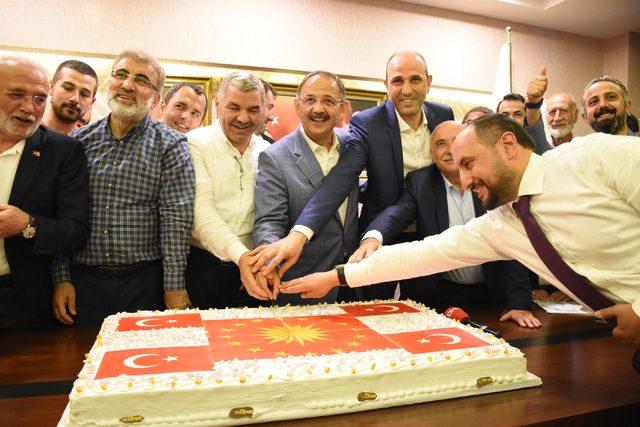 Kayseri'de Ak Parti'den Cumhurbaşkanlığı forslu pastayla kutlama