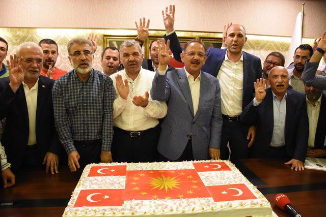 Kayseri'de Ak Parti'den Cumhurbaşkanlığı forslu pastayla kutlama