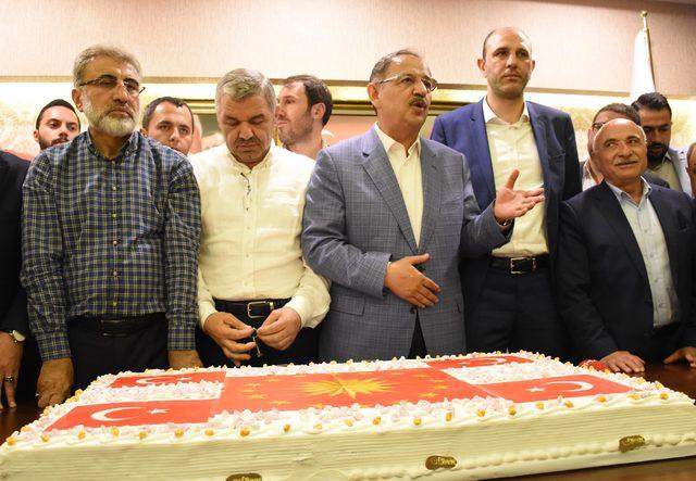 Kayseri'de Ak Parti'den Cumhurbaşkanlığı forslu pastayla kutlama