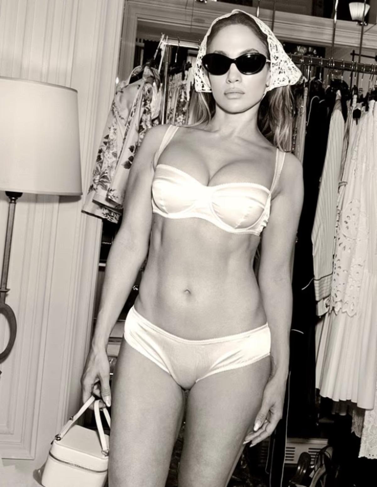 Jennifer Lopez, 1950 ler tarzıyla nefes kesti! Beyaz bikinisiyle fiziğini sergiledi 2