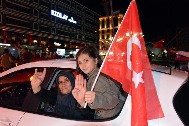 Erzurum'da AK Parti'lilerden kutlama