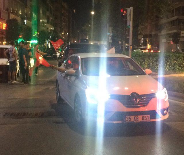 İzmir'de AK Parti ve MHP'lilerden seçim kutlaması