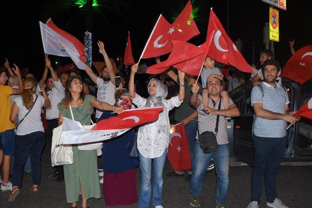 İzmir'de AK Parti ve MHP'lilerden seçim kutlaması