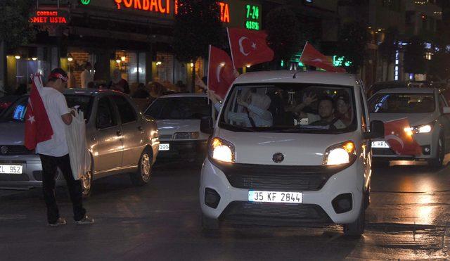 İzmir'de AK Parti ve MHP'lilerden seçim kutlaması