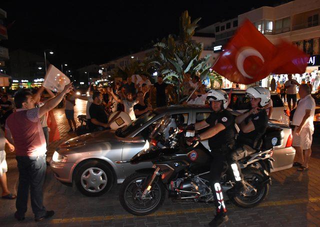 AK Parti ve MHP'lilerden Marmaris'te ortak kutlama