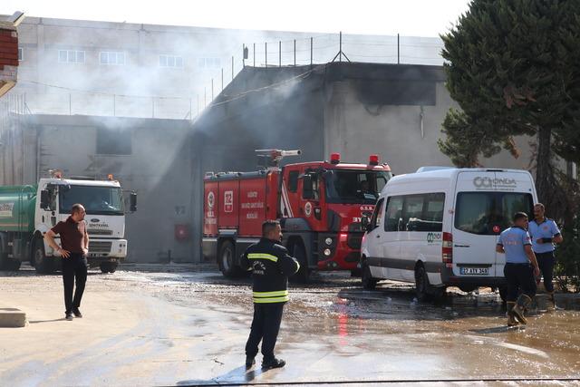 Gaziantep te tekstil fabrikasında &ccedil;ıkan yangına m&uuml;dahale ediliyor 1