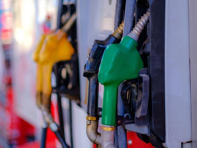 Akaryakıta b&uuml;y&uuml;k zam g&ouml;r&uuml;nd&uuml;: Hem benzin hem motorin