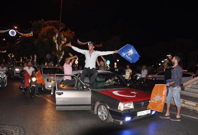 Aydın'da Ak Parti'liler sokağa döküldü