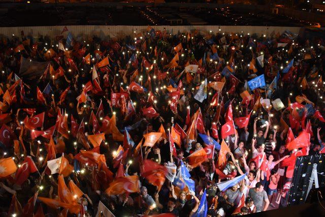 Ak Parti İzmir İl Başkanı Şengül balkon konuşması yaptı