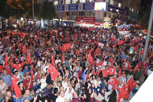 Isparta'da Ak Parti'lilerden seçim kutlaması