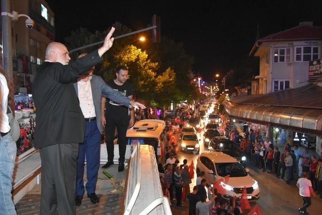 Isparta'da Ak Parti'lilerden seçim kutlaması