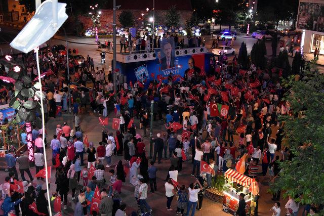 Isparta'da Ak Parti'lilerden seçim kutlaması