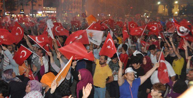 Denizli'de kutlamaların adresi Delikliçınar Meydanı oldu