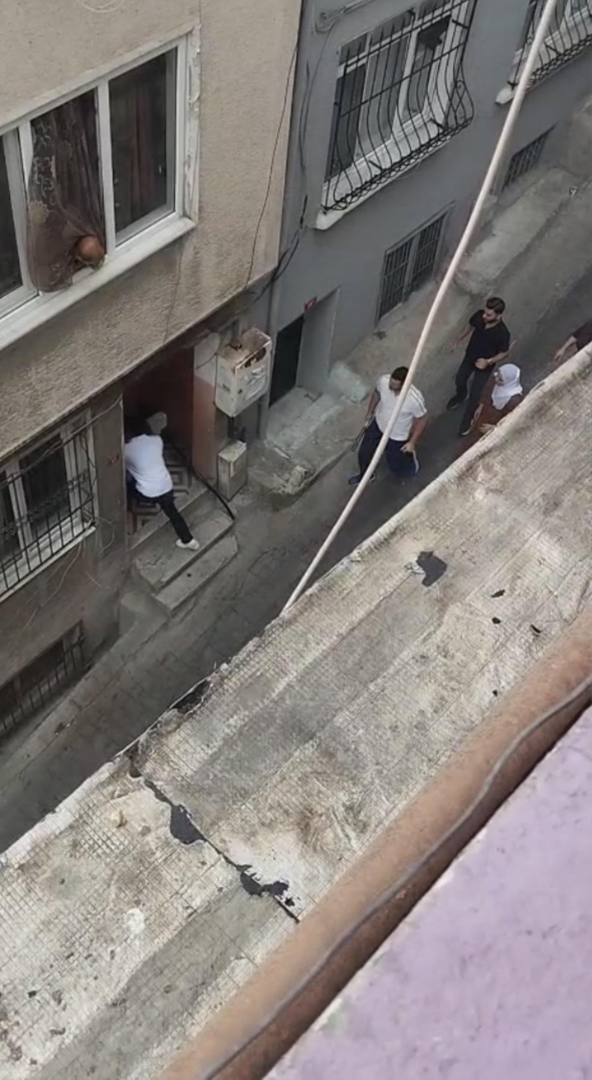 Eniştesiyle jöle için birbirine girdi! Mahalle savaş alanına döndü 4