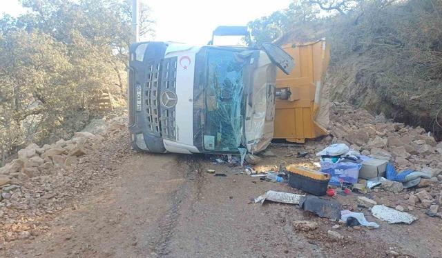 Bilecik&rsquo;te 2 kamyon kafa kafaya &ccedil;arpıştı, 2 yaralı 1