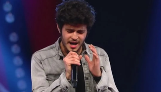 Kızına şarkı s&ouml;yledi! Giyim tarzı X'te konuşuldu