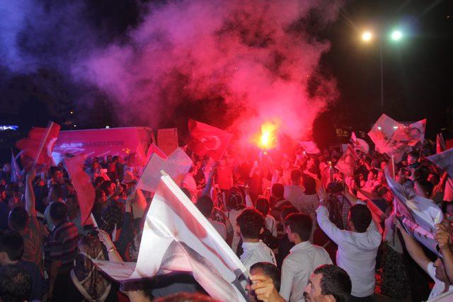 Ordu da AK Parti&rsquo;li ve MHP lilerden se&ccedil;im kutlaması 2