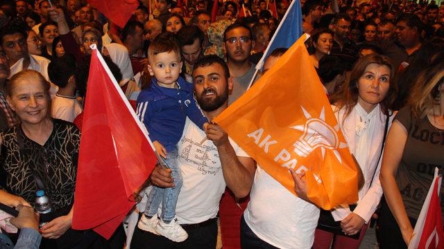 Burdur'da Ak Parti'lilerden kutlama